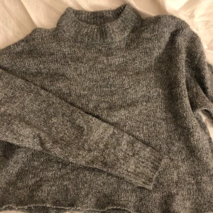 Stickad tröja från lager 157 - Säljer en grå stickad tröja från lager 157 i strlk xs!💖 jag har klippt av ”nederdelen” av tröjan men det är inget man tänker på. Köparen står för frakt!❤️ TRYCK EJ PÅ KÖP NU