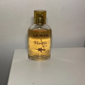 La Rive Vanilla Touch Eau de Parfum - Säljer en flaska La Rive Vanilla Touch Eau de Parfum. Den har en söt och varm vaniljdoft som är perfekt för alla tillfällen. Jag har använt den en gång 🫶🏻💗