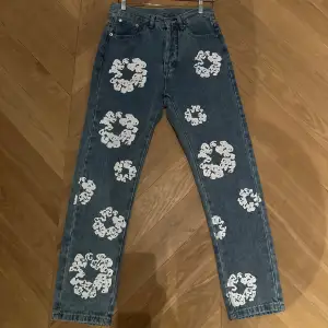 Denim Tears jeans i storlek S. Svåra att få tag på. De är oanvända. Pris kan diskuteras