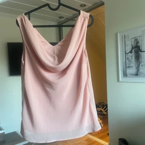 ljusrosarosa blus - säljer nu denna jättesöta blusen med prislappen kvar, storlek 36 och i jättefint skick!! 