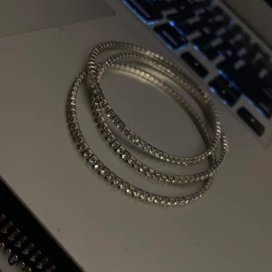 Glitter armband  - Tre stycken super fina armband som tyvärr aldrig kommer till användning. Tror dem är från Glitter.  Perfekt för att piffa upp en outfit till utekvällen!🙌🏼💘