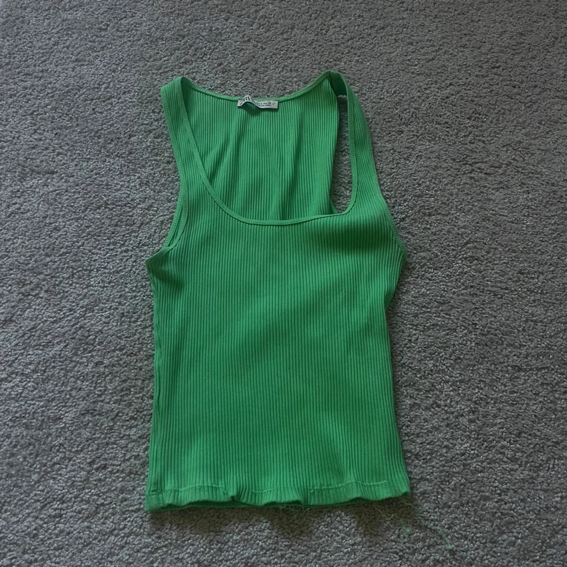 grönt ribbat linne från zara