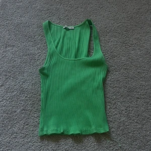 grönt ribbat linne från zara - fint linne som jag inte längre använder. inga defekter och som nytt ☺️