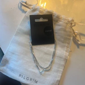 Armband Pilgrim Silver - Två jätte fina silver armband från pilgrim. De är helt oanvända o säljer då jag fick dom men inte använder silver. Nypris: 380 kr🩶