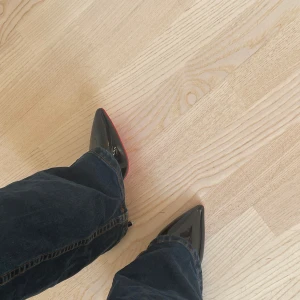 Köptes i fel storlek, har enbart använt en gång så dem ör i toppskick😁 - Helt nya skor ansvällt en gång och superfina