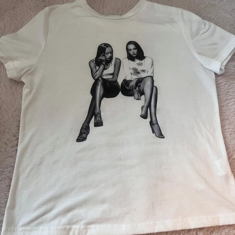 En Naomi campbell och kate moss liknade t shirt i storlek S! Super bra skick, endast använd en gång. T-shirts.