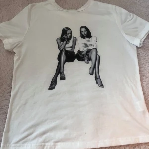 Naomi campbell och kate moss liknade tröja - En Naomi campbell och kate moss liknade t shirt i storlek S! Super bra skick, endast använd en gång