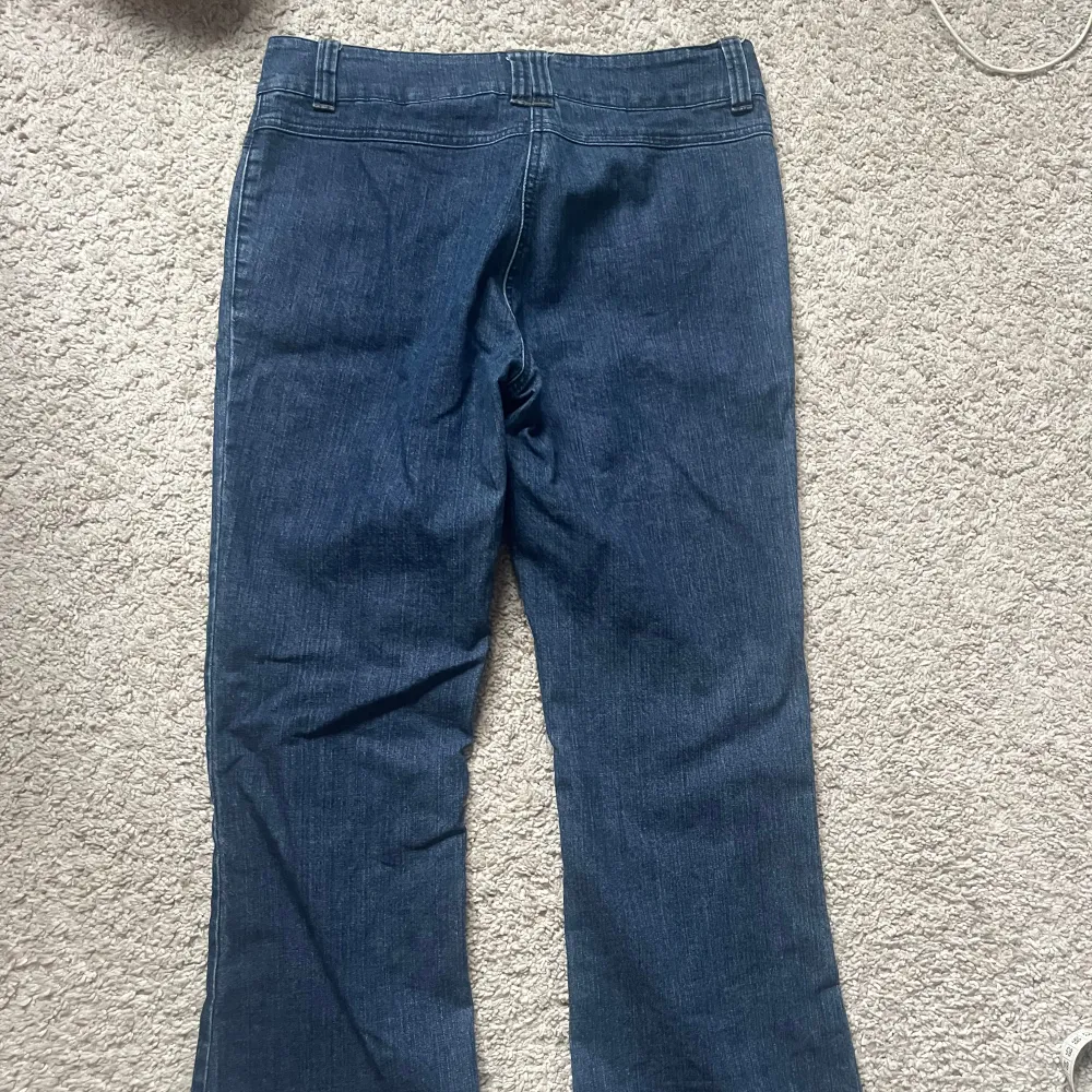 Lågmidjade bootcut jeans med knytning i midjan. Jeansen har inga fickor på baksidan. Jag är 170 och de är lite förkorta för mig, samt lite breda.  Skulle säga att de passar en storlek M.. Jeans & Byxor.