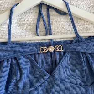 Blå tröja - Blå långärmad tröja med gulddetalj. Linne under som sitter ihop