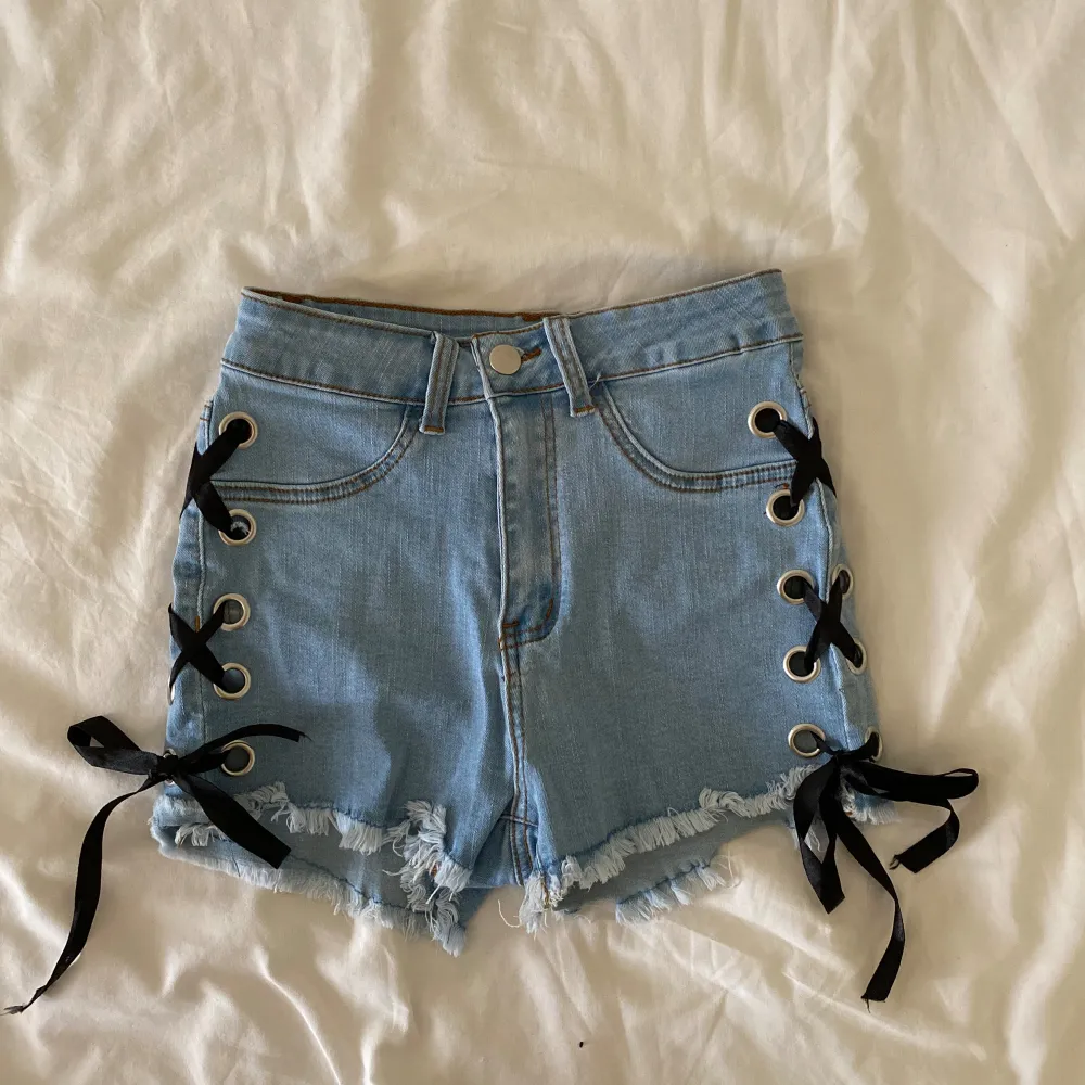 oanvända coola shorts som tyvärr passar inte mig :/ meddela mig vid frågor eller om ni vill få mer bilder! . Shorts.