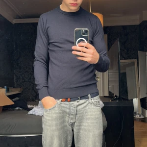 John Henric Sweatshirt  - Säljer nu min John Henric Sweatshirt 100% merinoull. Skick 10/10 knappt använd. Hör av er vid minsa fundering😊