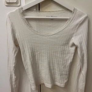 Söt tröja från brandy Melville  - Fina detaljer!  Bra skick! 