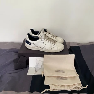 Valentino Garavani V sneakers  - Säljer nu mina riktigt unika Valentina skor som är i storlek 43 men passar även mig som har 44. Dem är använda men fortfarande i bra skick. Allt på bilden ingår, nypris ca 7000.  Kvitto finns, hör av dig vid minsta lilla intresse eller funderingar