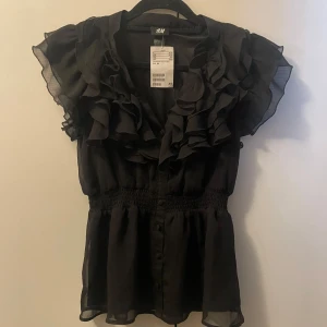 Hm volang topp/blus - Jätte söt blus, oanvänd med lapp kvar