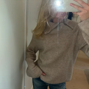 Stickad polotröja  - Superfin stickad polotröja i ull från BikBok❤️ sparsamt använd 