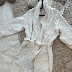 Morgonrock/ badrock - En morgonrock i handduks material. Väldigt bra skick, knappt använd. Den är lång och i storlek xl. Mysig att ha på sig när den är lite större. Minns inte varifrån jag köpte den men mycket bra kvalite är det.