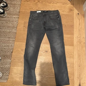 Replay anbass hyperflex storlek 32 - Säljer dessa as snygga replay jeans för 700 spän! Jeansen är i jätte bra skick! Hör av dig i dm för diskussion om pris eller fler bilder!