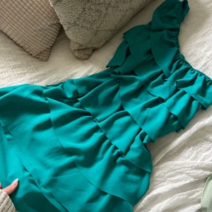 Volangklänning  - Super söt volangklänning från Zara. Peacock 🦚 turkos färg som verkligen poppar 👗