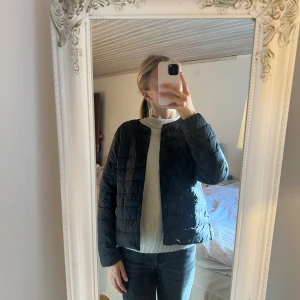 Uniqlo jacka - Jättefin dunjacka från Uniqlo. Den är i nyskick och är knappt använd. 
