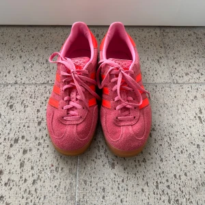 Adidas original gazelle - Säljer dessa supersnygga sneakers då de tyvärr inte kommit till användning! De är endast använda två gånger och är därför som nya🤩🤩💥💥