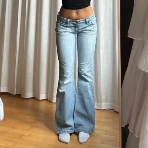 Ljusblå bootcut jeans - Säljer ett par snygga ljusblå bootcut jeans. De är lågmidjade. Perfekta för en avslappnad stil och passar till både vardag och fest. De är i bra skick och redo för en ny ägare! Förra ägarens bilder!! Men i samma skick. 