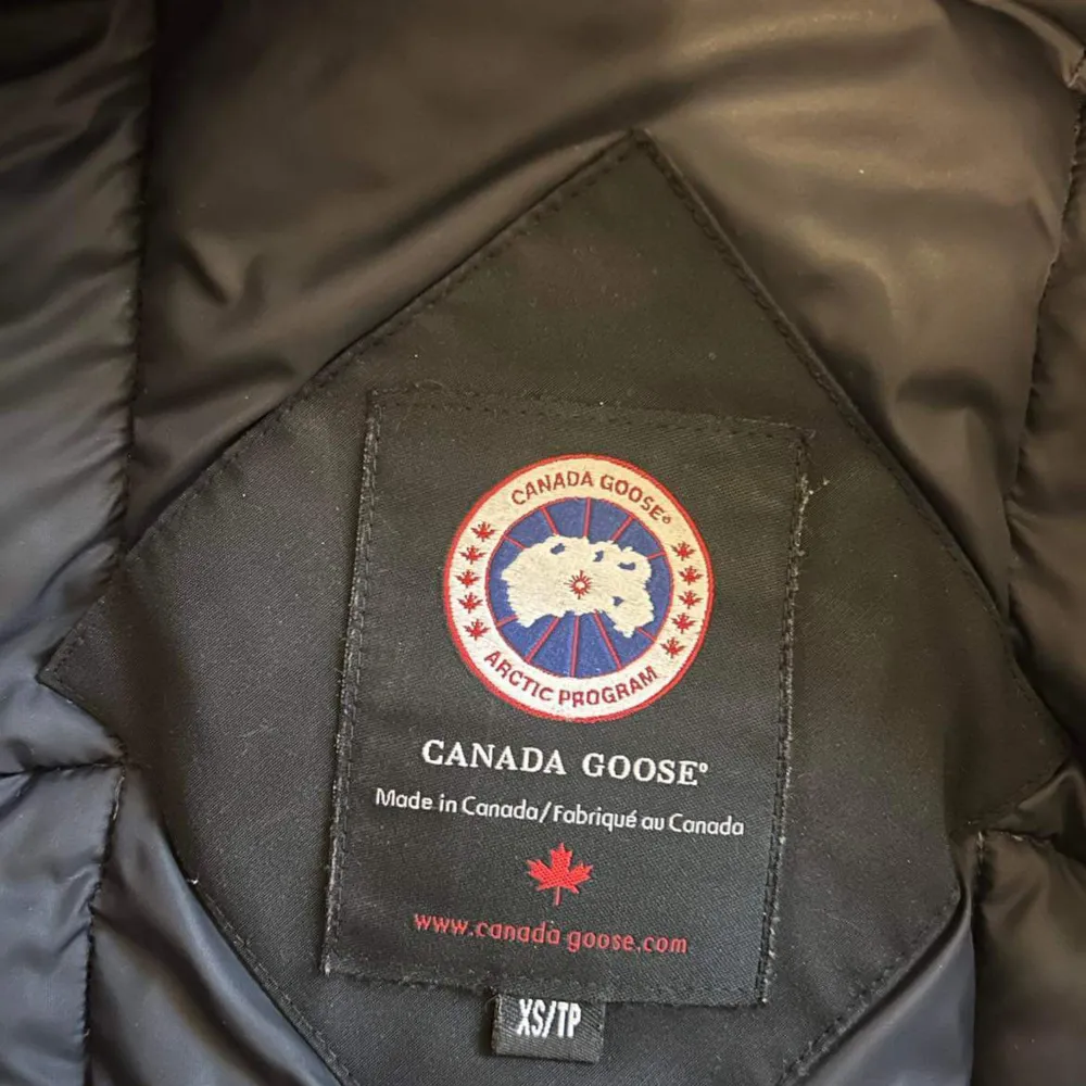 Jag säljer min äkta Canada goose trillium parka jacka dam i storlek xs. Färgen är svart, och den har inga skador och är i mycket bra skick. Priset kan diskuteras vid snabb affär. . Jackor.