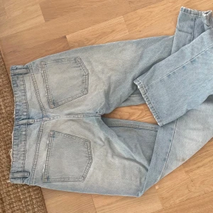Snygga ljusa Low waist jeans💗 - Ljusa fina low waist jeans den Zara i storlek 34, passade mig som är 1,70. 4 knappar i gylfen som en extra detalj! Säljer pga för små för mig💗