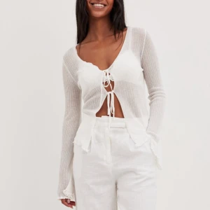 Oanvänd topp nakd - Helt oanvänd populär topp från nakd i vitt. Storlek XXL men liten i storleken så mer som en L. Nypris 399