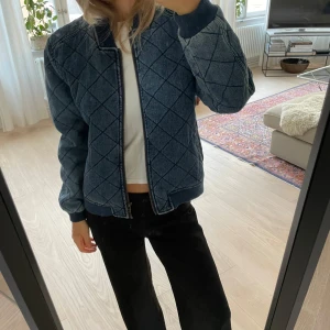Varm jeansjacka  - Säljer denna fodrade jeansjacka då den ej används. Den är ny men har tyvärr ingen prislapp kvar. Passar perfekt till hösten och den går att stänga med dragkedja. 