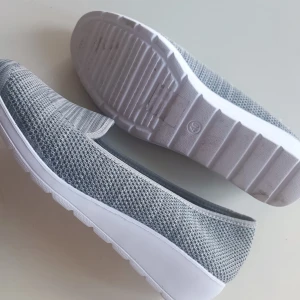 Grå loafers från Gyllene Gripen - Säljer ett par snygga och bekväma grå tyhskor från Gyllene Gripen. De är stickade och har en vit sula som ger en fräsch look. Perfekta för vår och sommar! 🩶