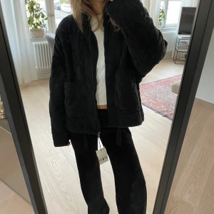 Zara jacka  - Säljer denna stentvättade populära zara jacka då den ej kommit till användning. Den är helt ny med prislappen kvar, den är i storlek L men passar mig som har 34-36 jättebra och ser lite oversized ut. Perfekt till hösten eller vintern! 