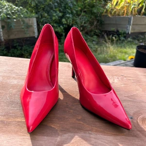 Röda pumps från ASOS design  - Röda pumps från ASOS design. Använda endast en gång inomhus så de är i mycket fint skick.