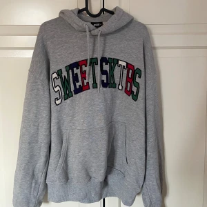 Oversized sweet sktbs hoodie - En hoodie i storlek XS men känns som S då den är oversized. Passade inte mig så inprincip oanvänd. Ordinarie pris 599kr