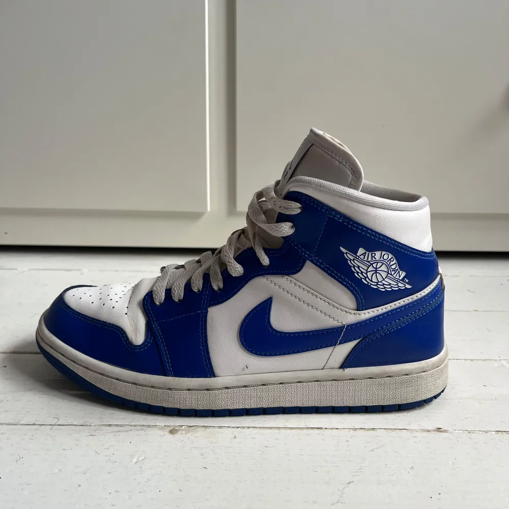 Snygga Nike air Jordan 1 mid Kentucky Hyper Royal-blue,white. Använda varsamt. Bara några creses frame vid tårna anars inga problem. Nypris ca 2500 kr, mitt pris 999. Skor.