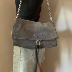 Blå Zadig Voltaire väska - Sååå snygg blå/grå väska från Zadig😍 Tillfredsställande skick🥰 Nypris 4650 kr men säljs för 2750 kr!!