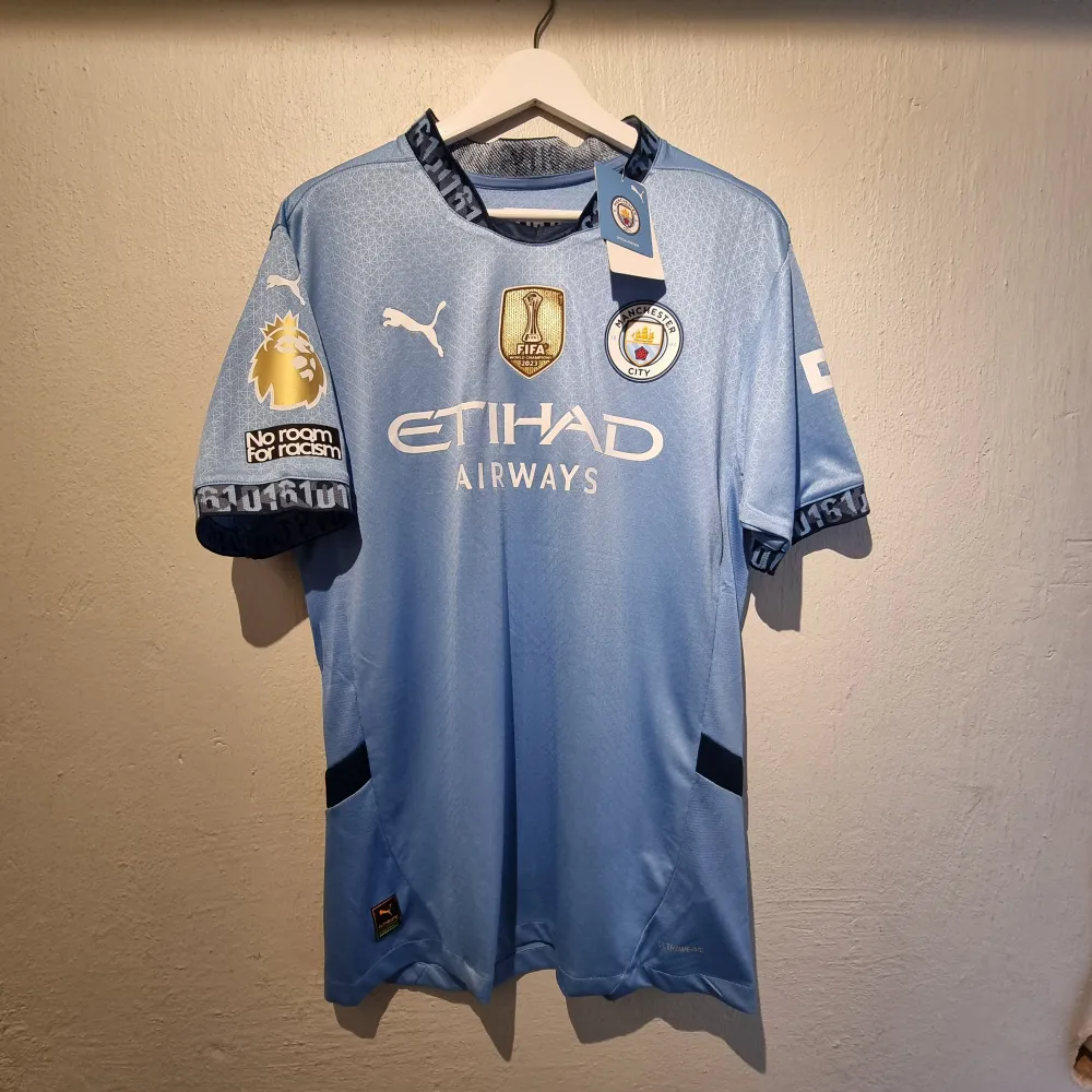 Manchester Citys Hemmatröja i storlek XL med det är Slimfit så skulle säga att det är Medium till Large. Helt ny och oanvänd. Sportswear.