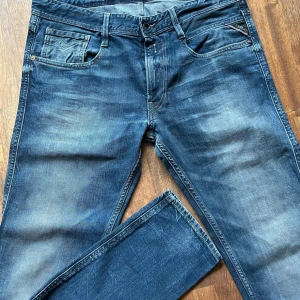Replay Anbass jeans -  Snygga Replay Anbass jeans i mycket fint skick stl 32-34. Midjemått 42,5cm. Längdmått 103cm. Kan skickas mot frakt alt hämtas i Sjöbo, Malmö eller Lund. Nypris 1499kr. Nu 700kr.