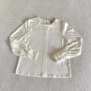 H&M krämvit blus med hålbroderi - Otroligt vacker krämvit blus från H&M med hålbroderi detaljer vid ärmar. Ny med prislappar. Saknas en knapp i nacken, enkelt att sy dit en och jag skickar gärna med en ny 🌻