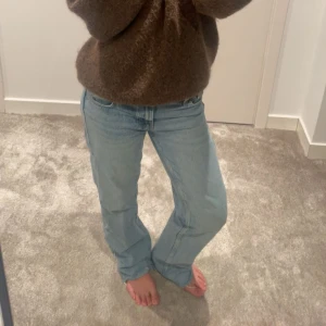 low waist straight jeans - super fina jeans från zara, är som nya, har enbart testat dem. men säljer då jag har för många jeans, jag säljer både strl 32 och 34, så skriv vilka du är intresserad av de är även slutsålda