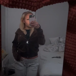 JUICY TRÖJA SÄLJES!! - juicy tröja med text på ryggen o fram på bröstet! helt oanvänd!  storlek S  