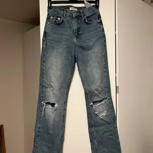 Högmidjade vida jeans med en liten split längst ner.   Midjemått ca 32 cm   Hör av er vid frågor 😊