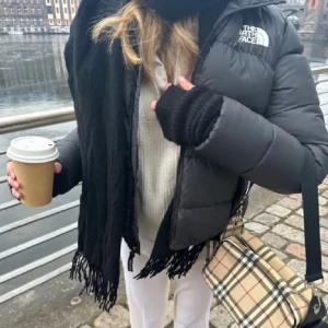 The north face vinterjacka  - Jättemysig och varm jacka perfekt nu till vintern! Inga defekter eller liknande och inte mycket använd. Skriv vid frågor eller fler bilder💕