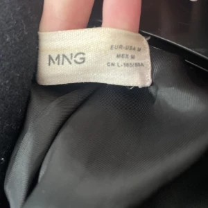 Mango kappa  - LÅNADE BILDER!! säljer för att de inte passade, köptes p plick. Storleken står M men passar mer som XS. 