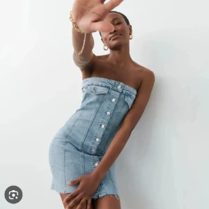 Jeansklänning  - Säljer denna jeansklänning från Gina tricot då den inte används längre! Använd 2 gånger! Inga defekter!