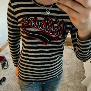 Cool tröja - Tröja från Zadig Voltaire. Hittar inte storleken men den passar mig som har xs. Skriv vid fler frågor💛