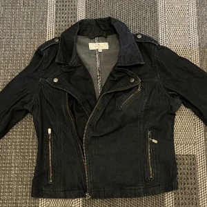 Jeansjacka  - Svart jeansjacka med coola detaljer men som jag aldrig använder   Storlek M men passar även mig som brukar ha storlek S