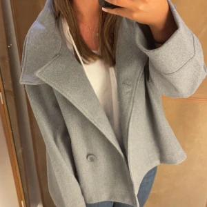 Kappa - Jättefin grå kappa från Gina som är i superbra skick!! Nypris 600kr!