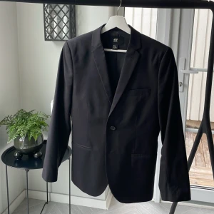 Kavaj  - Svart kavaj från H&M storlek 44 