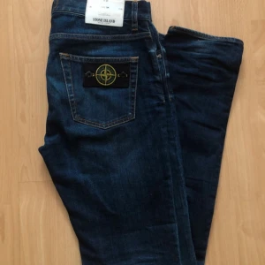 Stone island jeans - Säljer mina Stone island jeans pga av för liten storlek. W:30 L:34 Äktheten går att kolla genom qr koden eller clg numret. Skriv gärna om du har fler frågor. Pris går även att diskuteras.