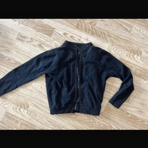 Glitter kofta - En vintage handsydd kofta med glitter/ paljetter. Superfin och skön i ull. Innefodret är lite trasigt men det syns inte när den är på! 